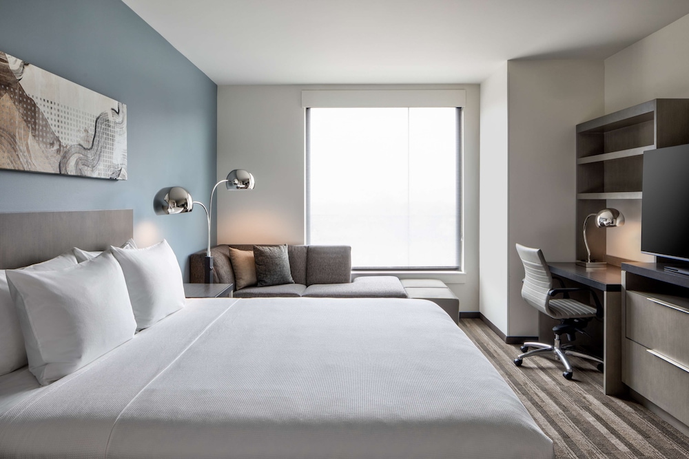 Room, 1 King Bed (with Den) - Photo 2
