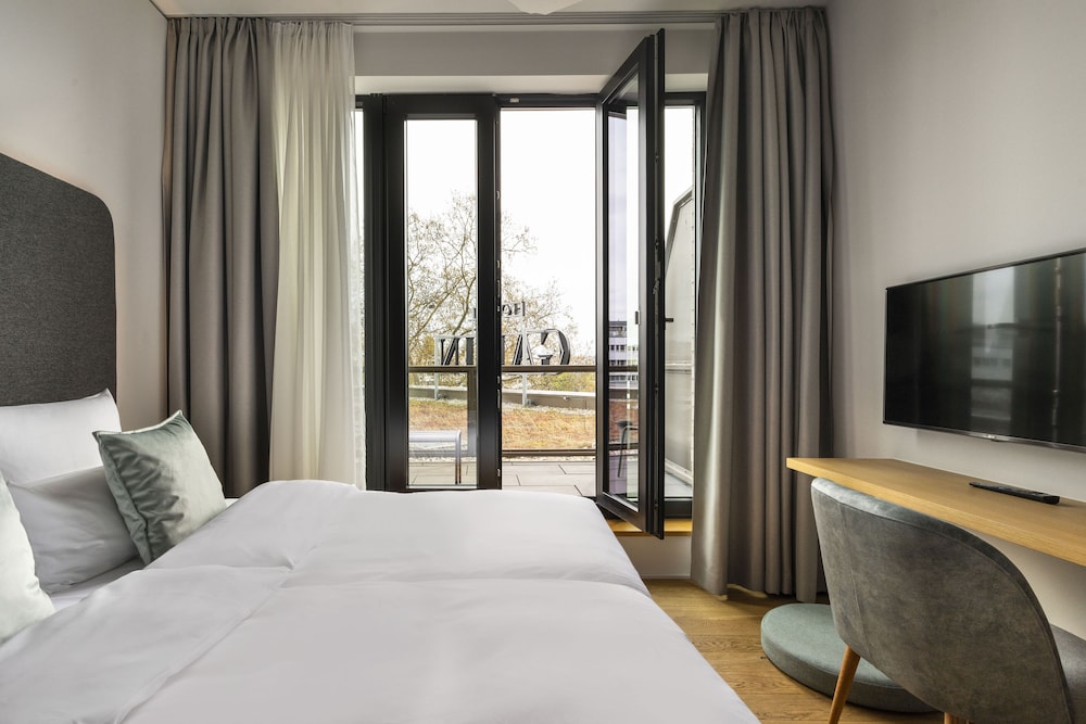 Medium Room with Balcony photo 1
