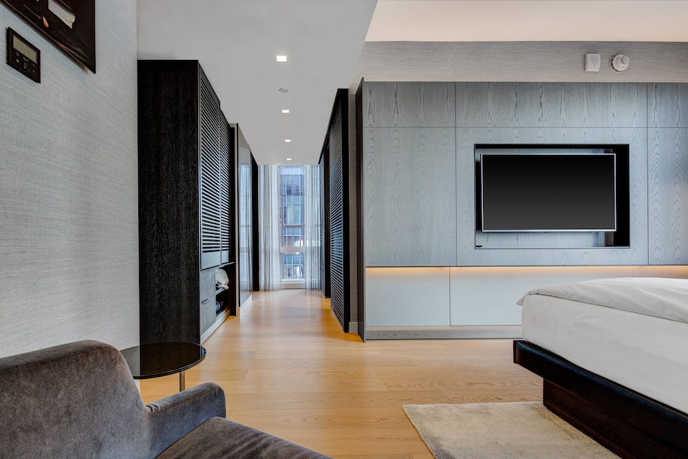 Deluxe Suite, 2 Bedrooms, City View, Corner (1 King Bed and 2 Double Beds)
