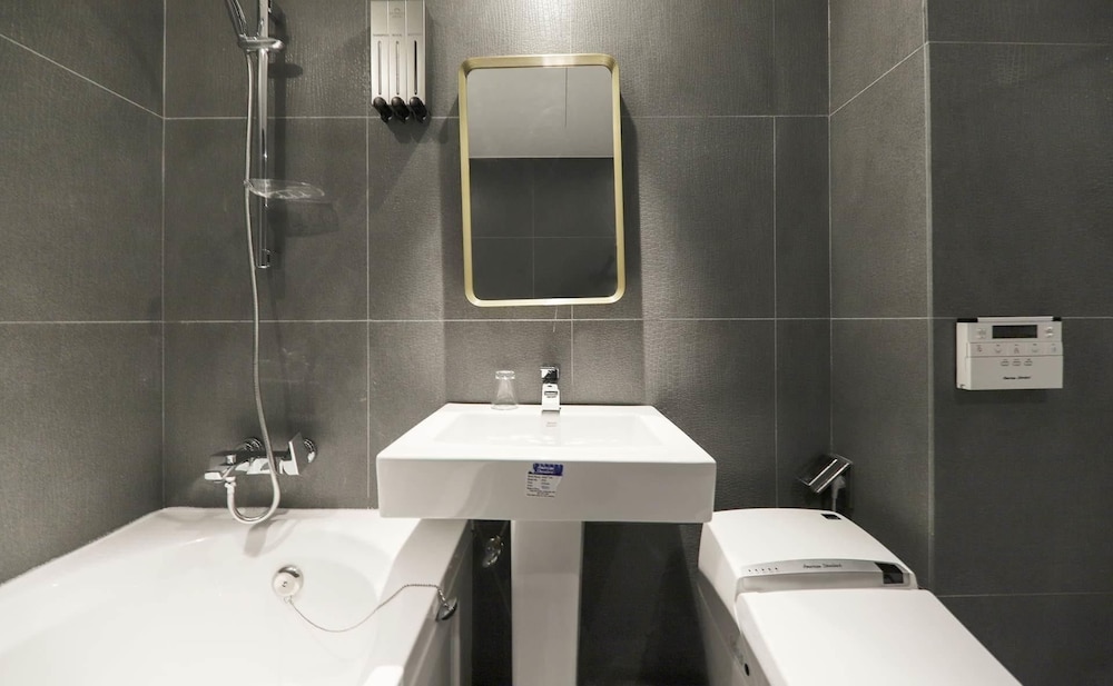 Standard Twin Room - Photo 9