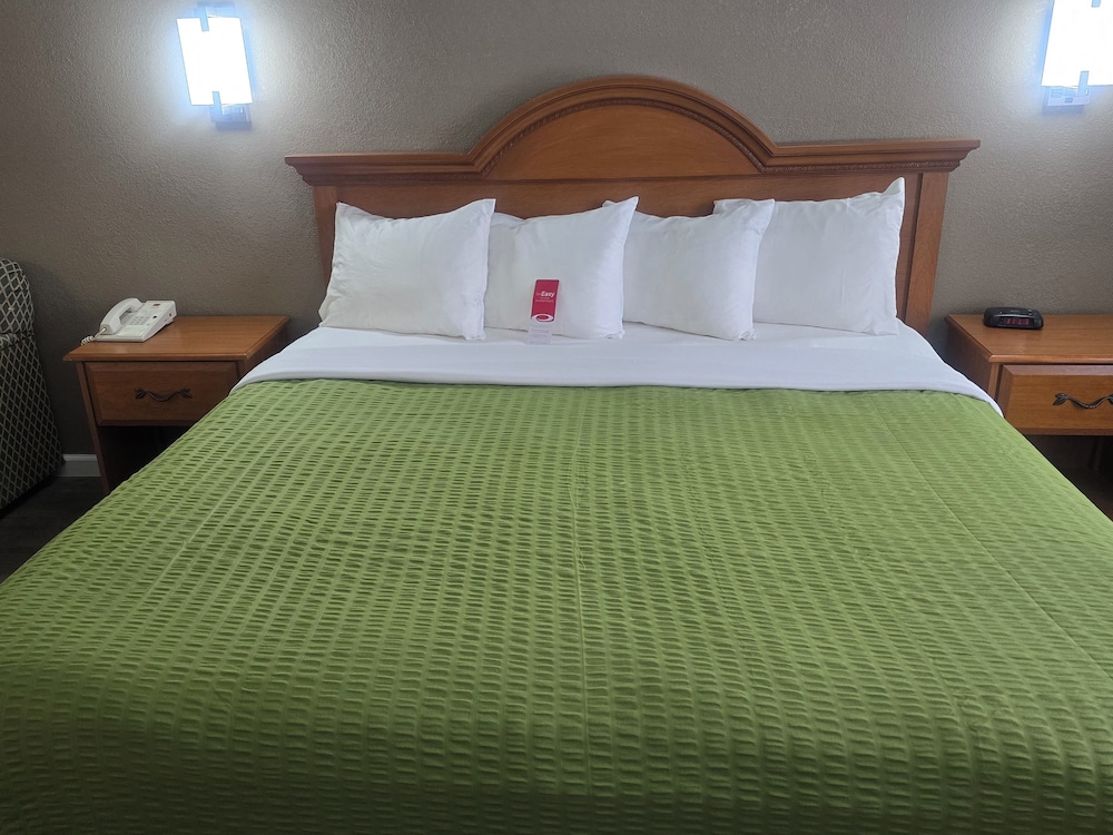 Room, 1 King Bed, Smoking - Photo 3