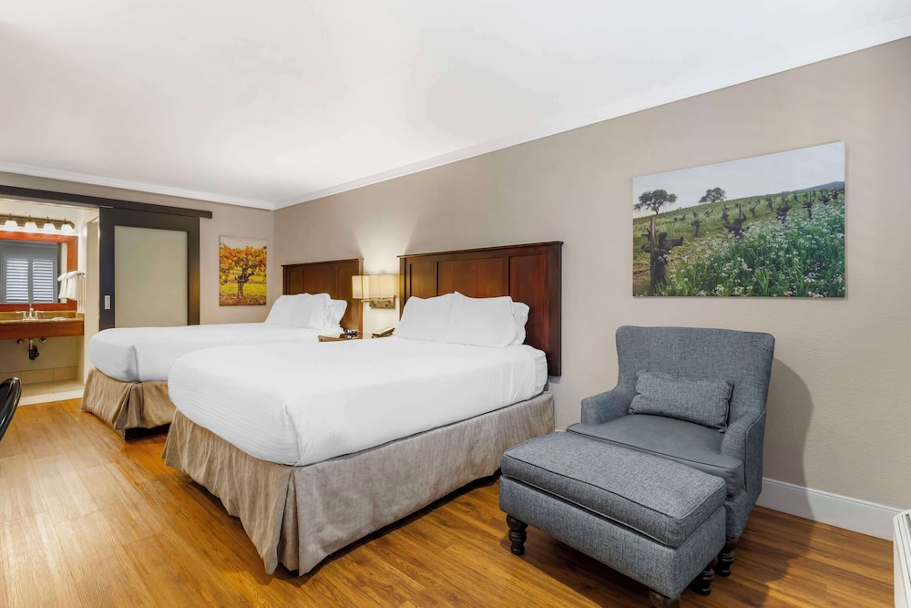 Standard Room, 2 Queen Beds, Non Smoking, Refrigerator photo 2