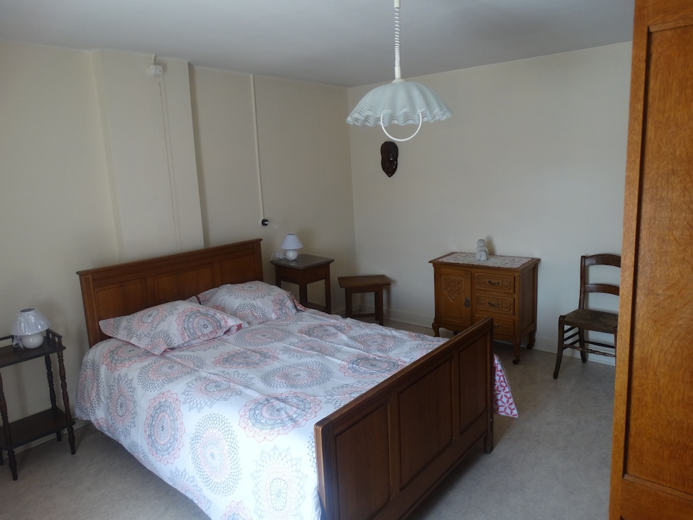 House, 2 Bedrooms photo 3
