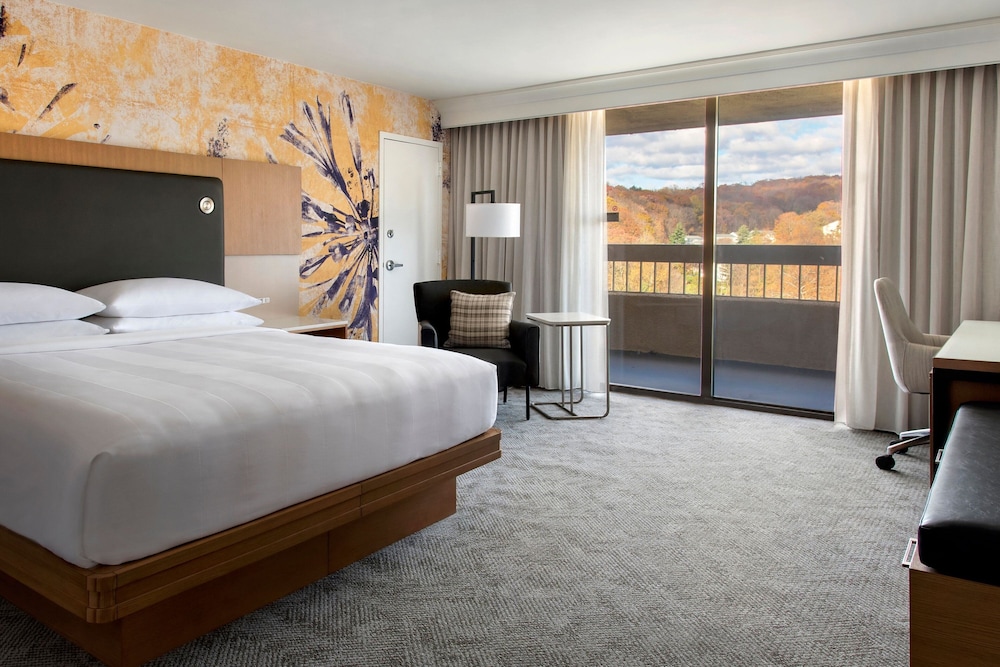 Club Room, 1 King Bed, Balcony - Photo 1