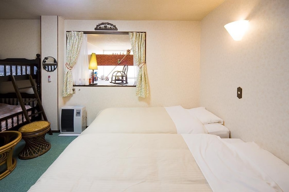 Family Room, Non Smoking, (2 Adults + 2 Children) with Skis/Snow Board/Snow Shoes Rental