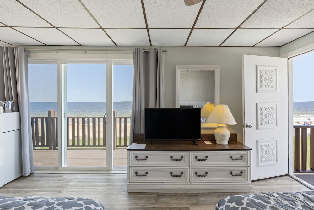 Oceanfront Balcony with Kitchenette photo 2