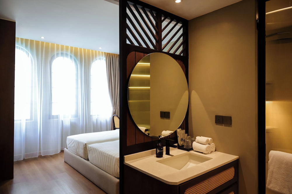 Deluxe Room, Pool View - Photo 11