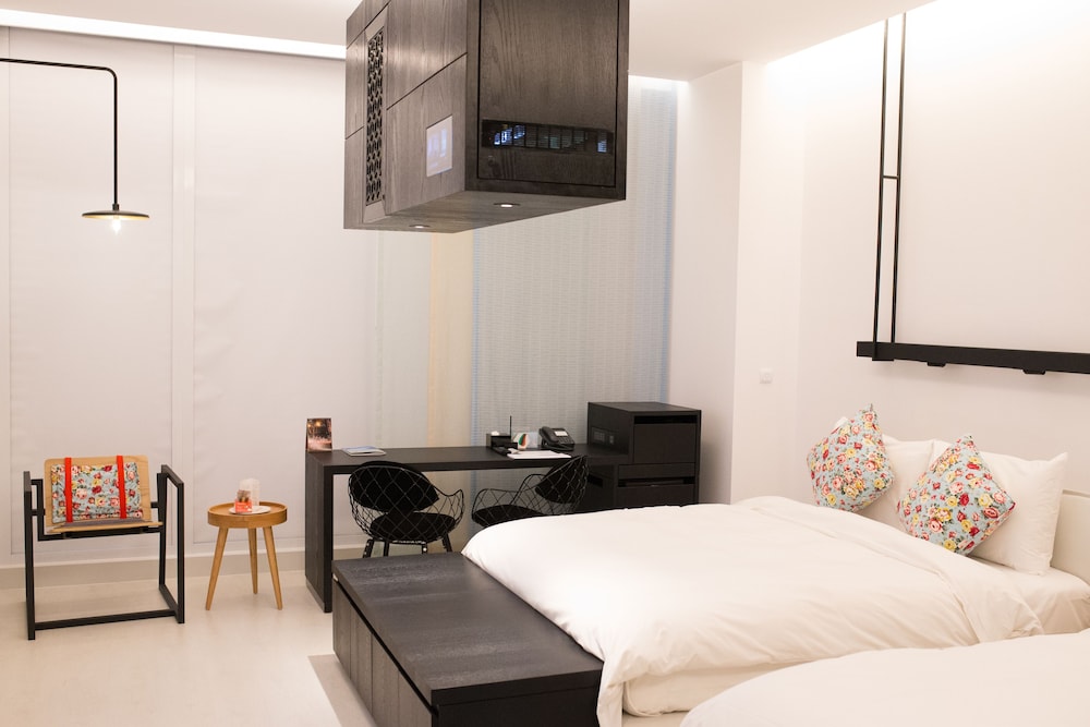 Deluxe Quadruple Room (Cheers) photo 2