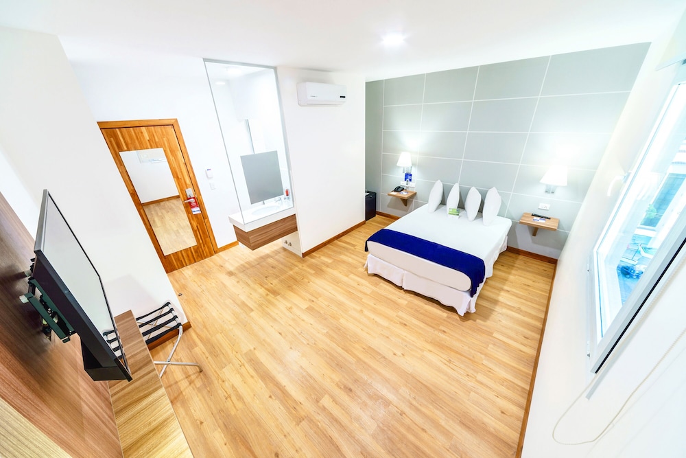 Standard Room, 1 Queen Bed photo 2