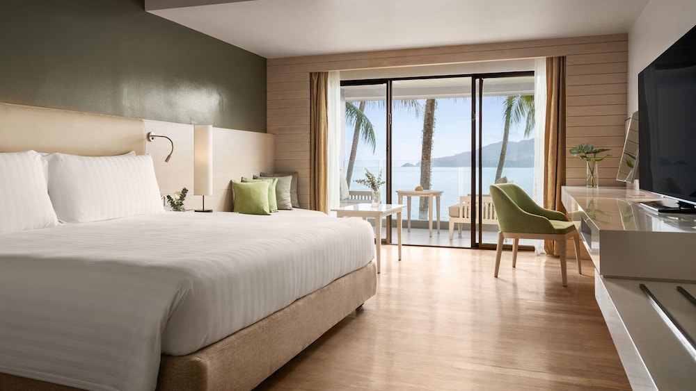 Deluxe Ocean Front Balcony King - Photo 6