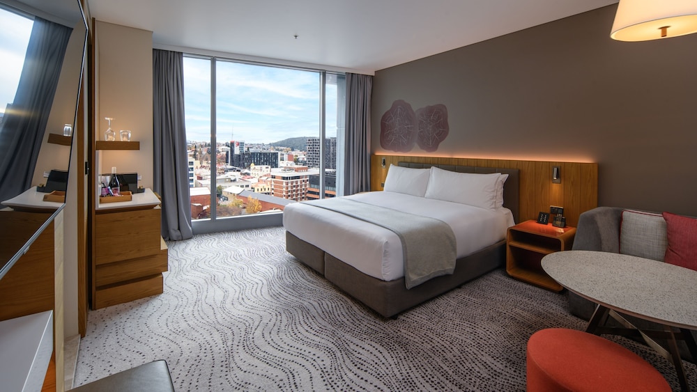 Junior Suite, 1 King Bed, Club Lounge Access