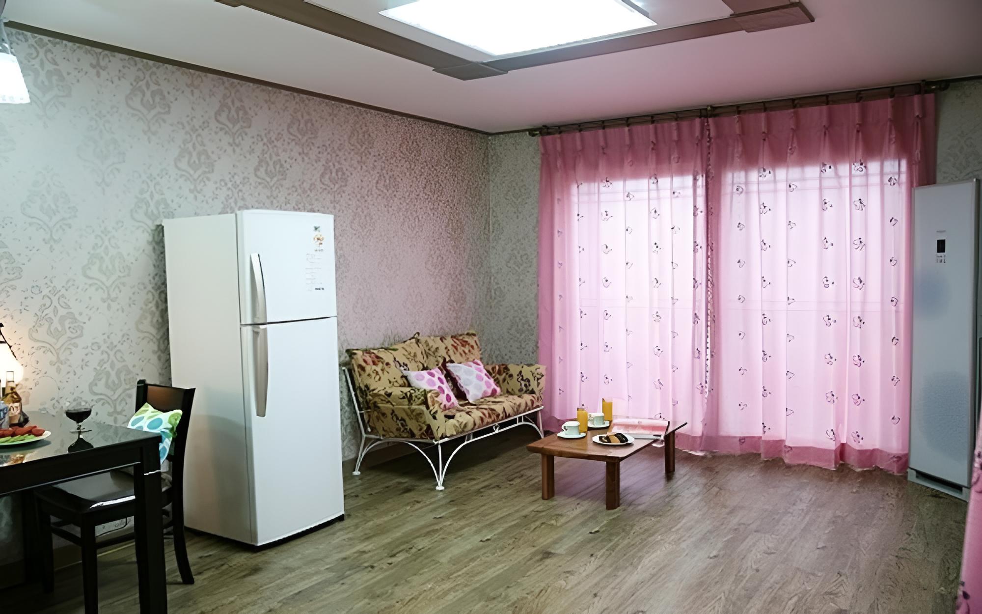 Room (Dahlia)