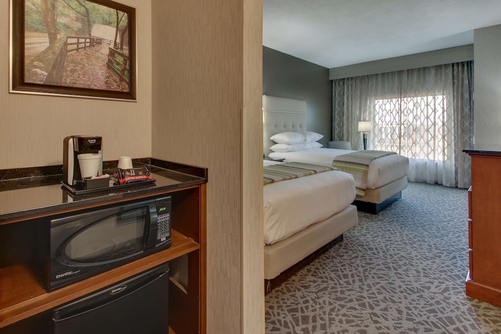 Deluxe Room, 2 Queen Beds, Refrigerator & Microwave (Hearing Accessible, Upper Floor) photo 3