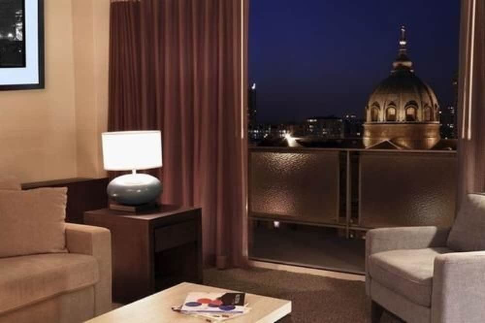 Studio Suite, 1 King Bed, Balcony - Photo 4