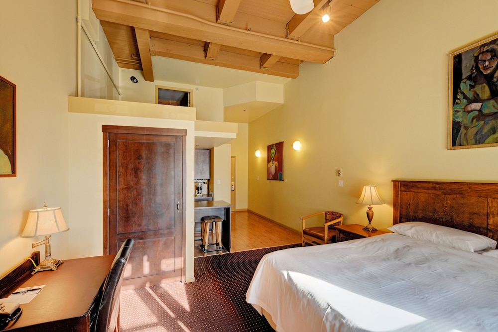 Deluxe Studio Condo, 1 King Bed, Above the Pub photo 1