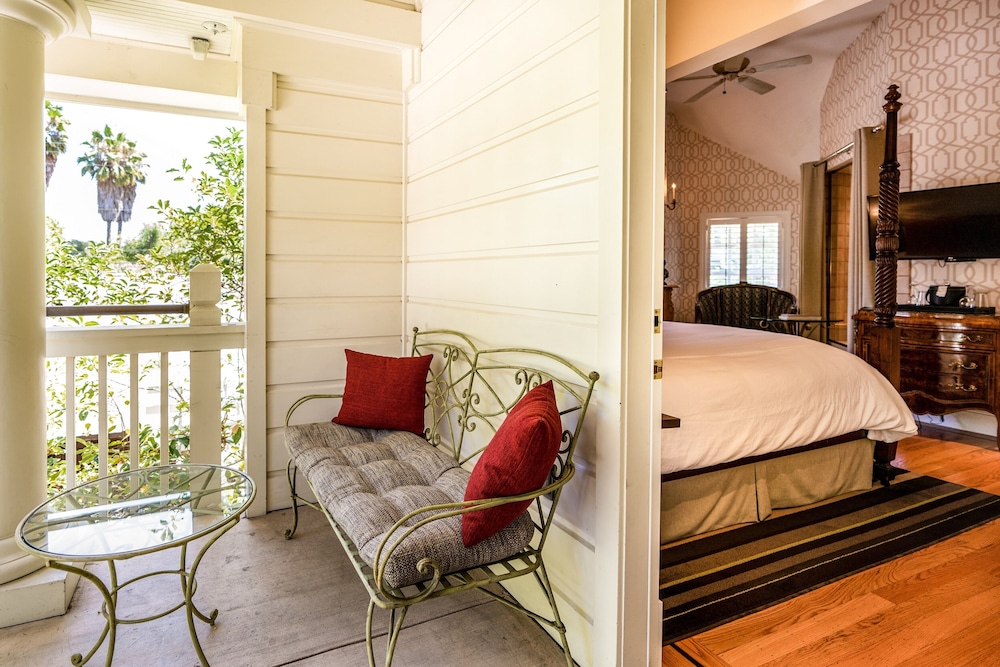Signature Suite, 1 King Bed, Balcony - Photo 4