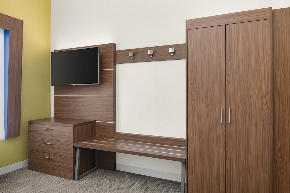 Suite, 1 King Bed - Photo 5
