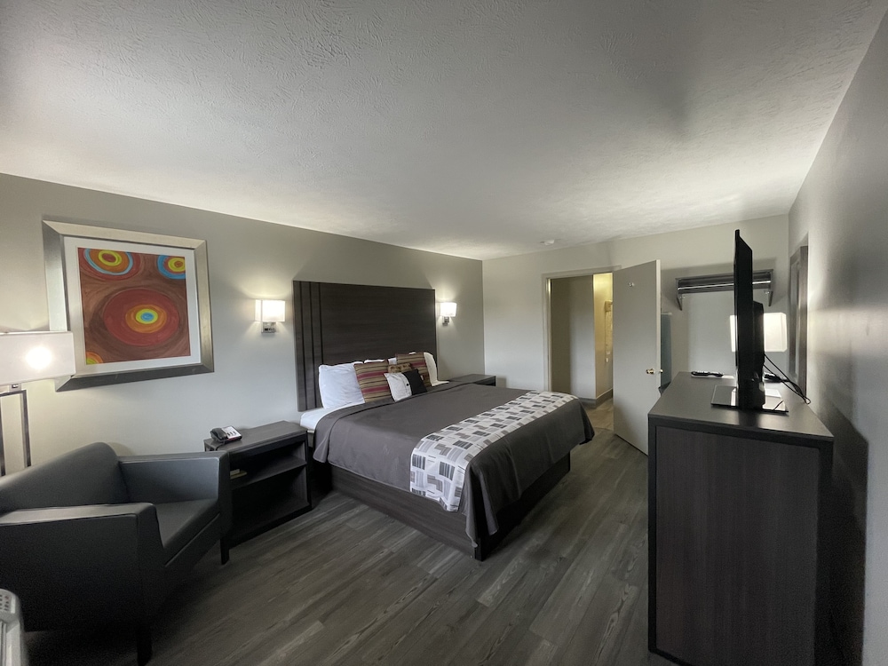 Room, 1 King Bed, Non Smoking, Jetted Tub - Photo 1
