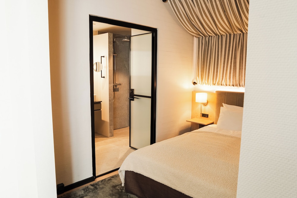 Suite, 1 King Bed - Photo 1