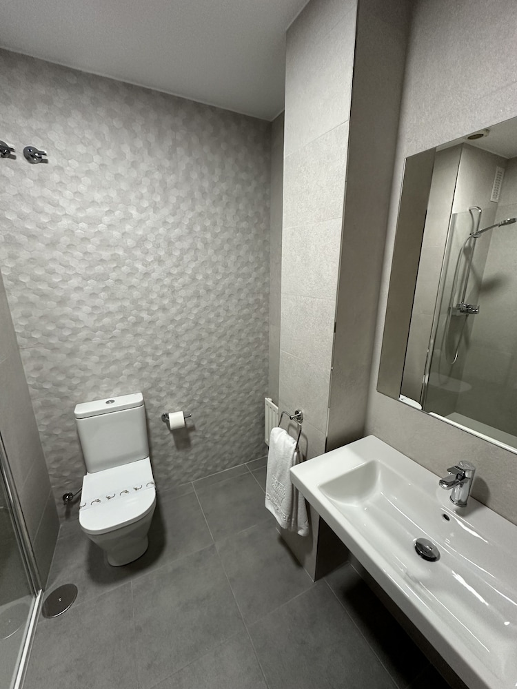 Standard Double Room Single Use - Photo 10