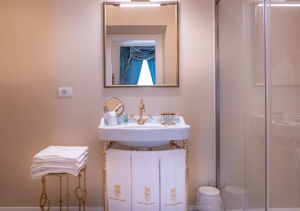 Luxury Studio Suite, 1 King Bed, Courtyard View photo 3