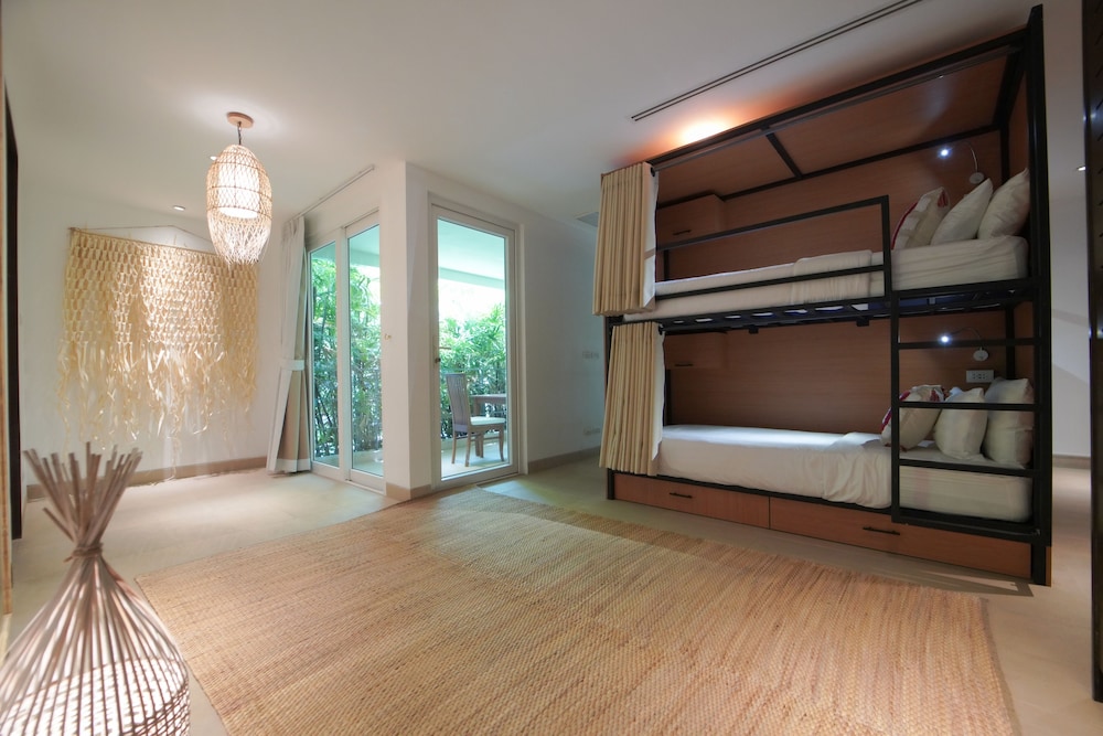 6 Bed Female Community Ensuite photo 3
