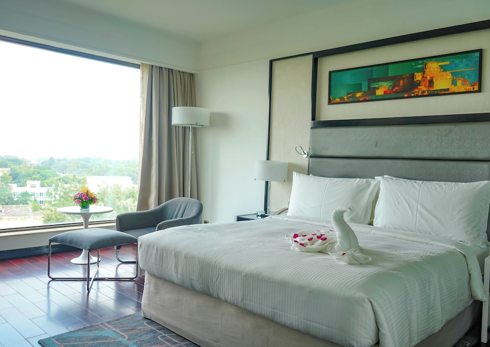 Standard Room, 1 King Bed, Smoking - Photo 4