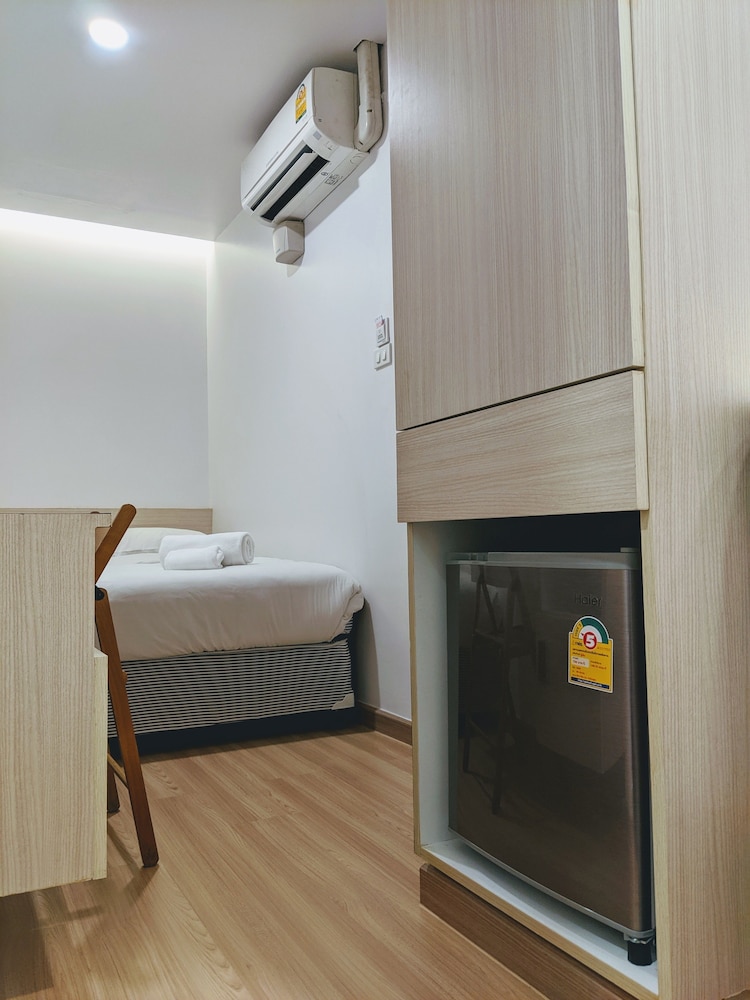 Standard Room, 1 Queen Bed, Non Smoking, Private Bathroom photo 3