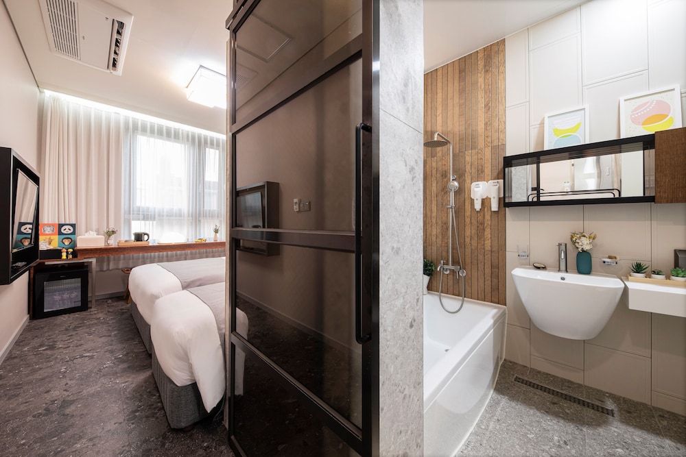 Deluxe Double Room - Photo 9