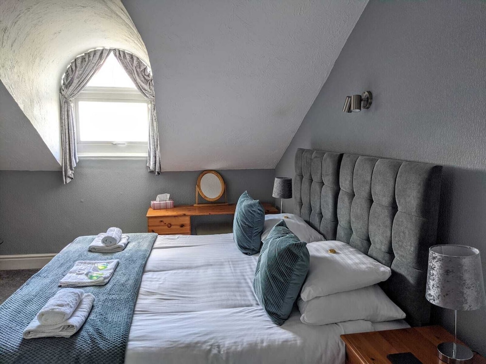 Classic Double or Twin Room, Partial Sea View - Photo 1