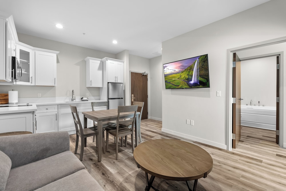 Monarch Suite