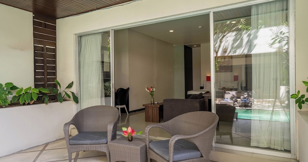 One Bedroom Suite with Pool Access - Photo 4