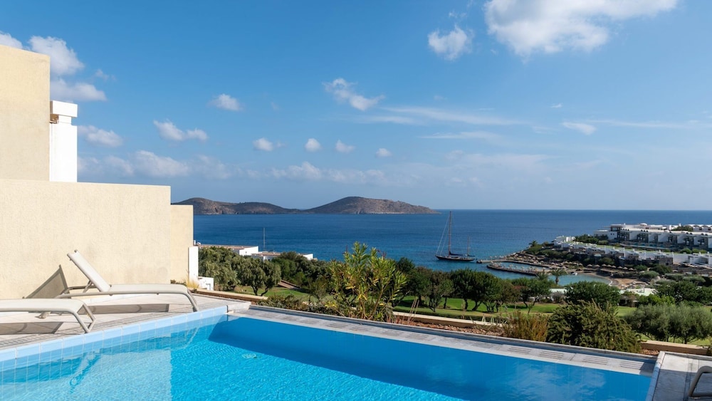 Superior One-Bedroom Suite - Private Pool photo 2
