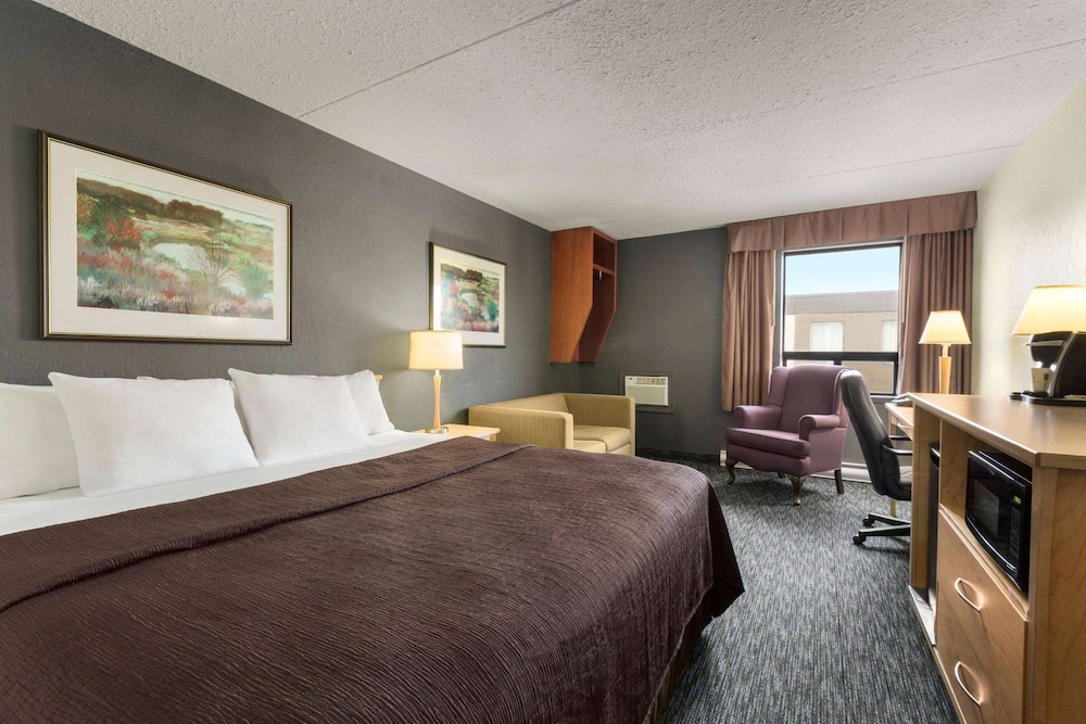 Standard Room, 1 Queen Bed, Non Smoking (Upper Floor) - Photo 6
