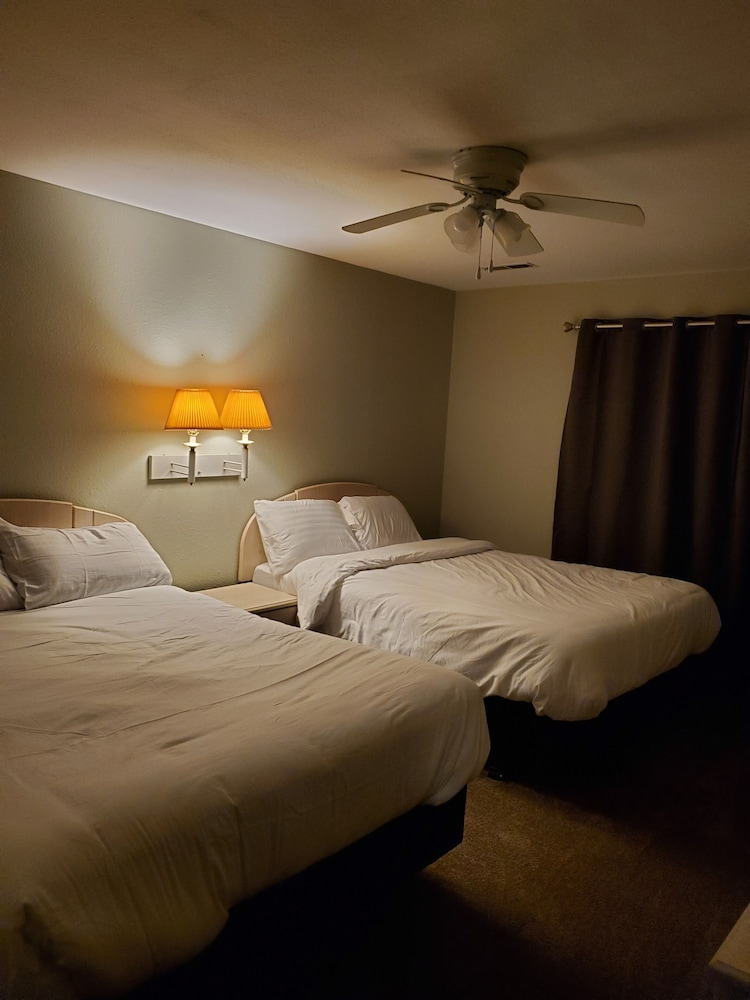 Deluxe Cabin, 6 Bedrooms, Non Smoking, Lake View photo 3