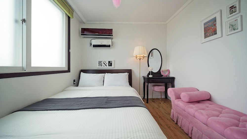 Room (202 Honey)