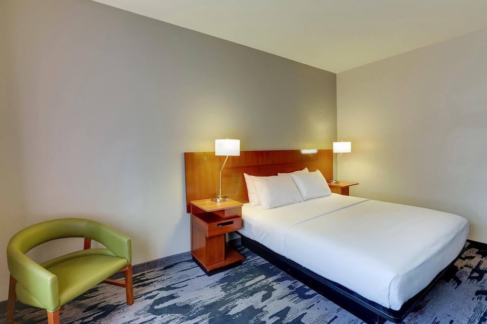 Standard Room, 1 King Bed, Non Smoking, Refrigerator & Microwave - Photo 1