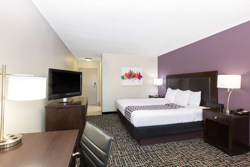 Deluxe Room, 1 King Bed, Non Smoking (Deluxe Executive Room) - Photo 4