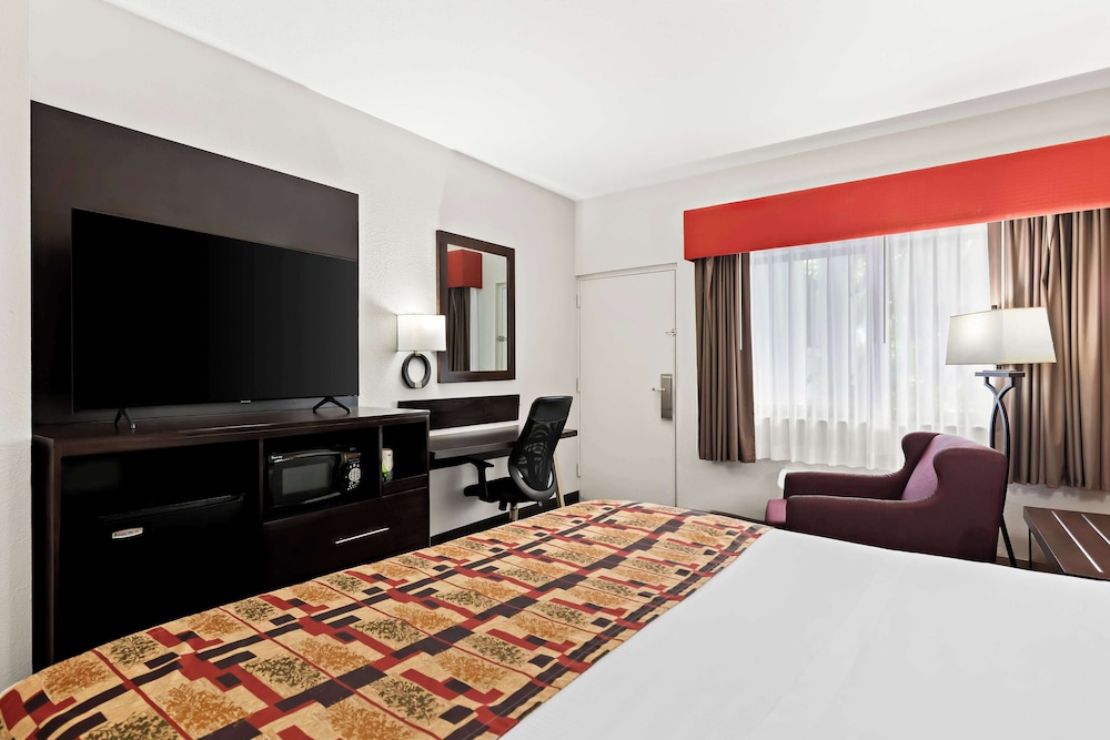 Standard Room, 1 King Bed, Non Smoking, Refrigerator & Microwave photo 3