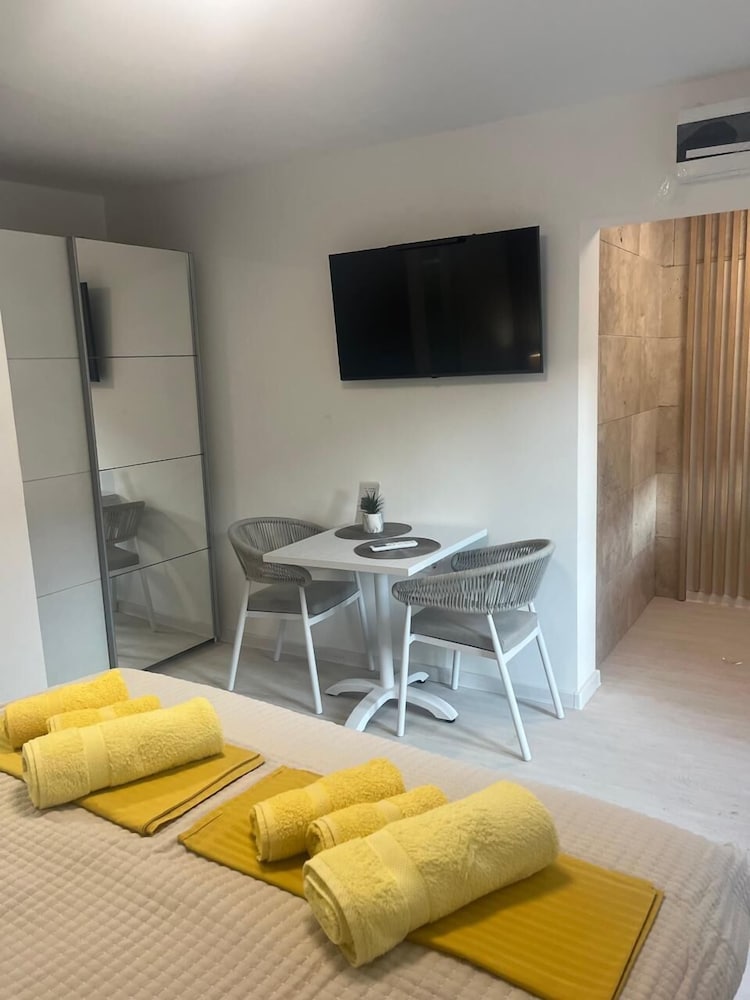 Classic Studio, 1 Queen Bed, Partial Sea View, Courtyard Area photo 2