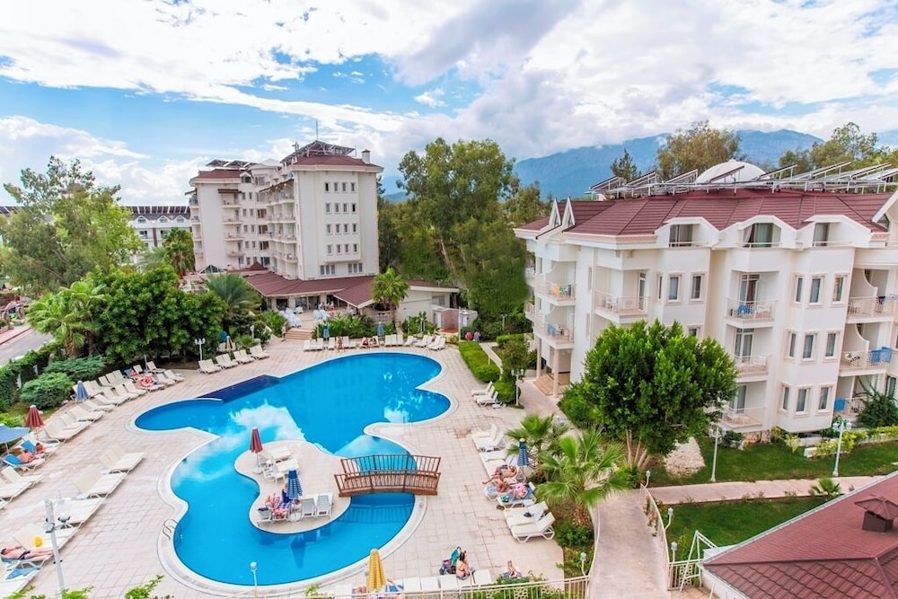 Standard Double Room with Balcony Mountain or Pool View photo 3