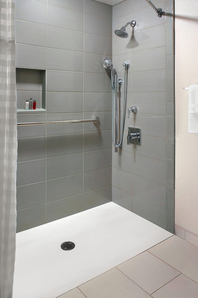 Standard Room, 2 Double Beds, Tower (Mobility/Hearing Access, Roll-In Shwr) - Photo 4