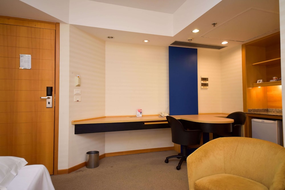 Deluxe Room, Multiple Beds - Photo 9