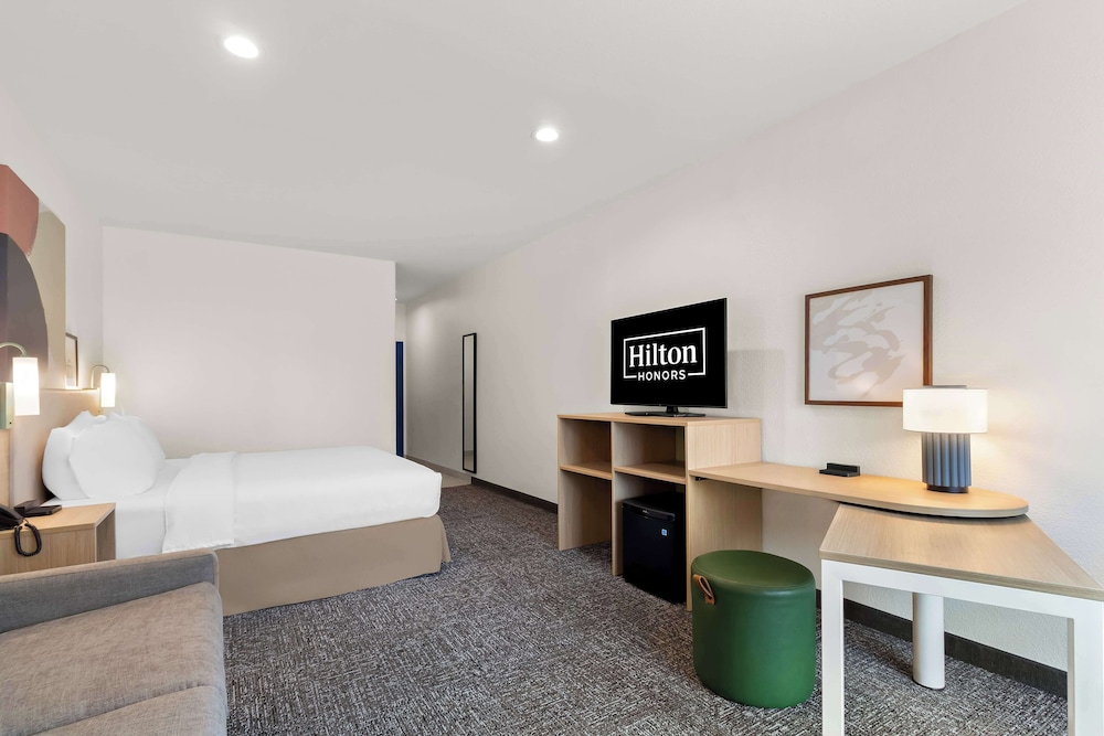 Room, 1 King Bed, Accessible (Mobility & Hearing, Roll-in Shower) - Photo 1