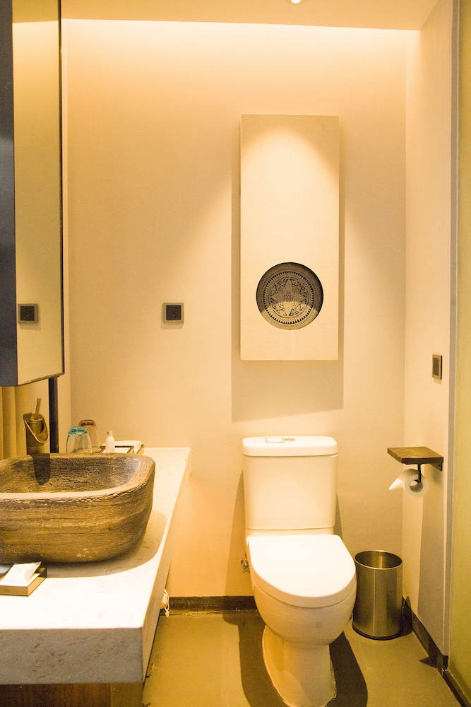 Deluxe King Room, Lake View photo 3