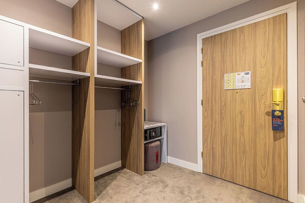 Standard Room, 1 Queen Bed, Accessible (Free Breakfast) - Photo 5