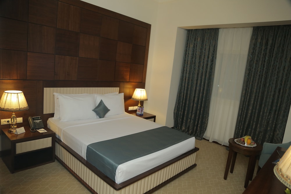 Standard Room, 1 Queen Bed, City View - Photo 13
