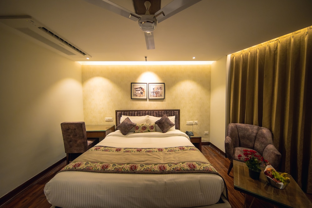 Premium Room with Private Balcony - Photo 8