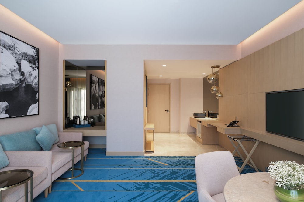 Suite, 1 Bedroom - Photo 2