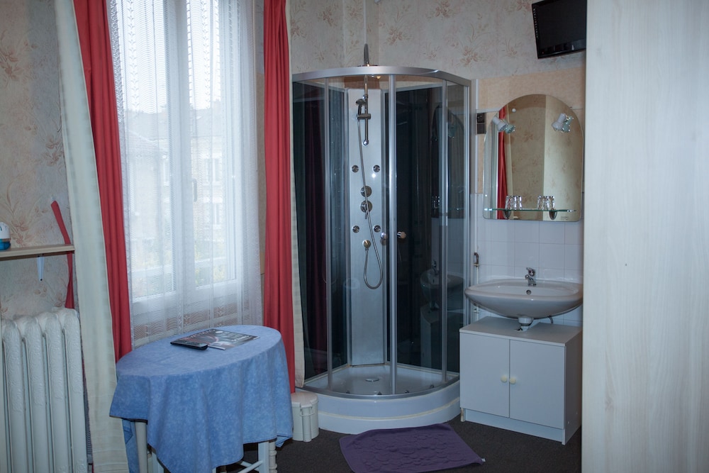 Economy Double Room (Shared Toilets) photo 2